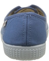 blaue Turnschuhe von Victoria