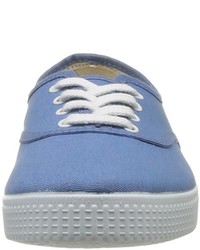 blaue Turnschuhe von Victoria