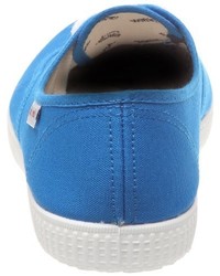 blaue Turnschuhe von Victoria