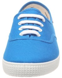 blaue Turnschuhe von Victoria