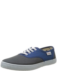 blaue Turnschuhe von Victoria