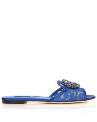 blaue verzierte Satinsandalen