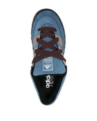 blaue Wildleder niedrige Sneakers von adidas