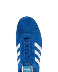 blaue Wildleder niedrige Sneakers von adidas