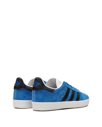 blaue Wildleder niedrige Sneakers von adidas