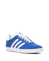 blaue Wildleder niedrige Sneakers von adidas