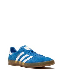 blaue Wildleder niedrige Sneakers von adidas