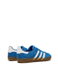 blaue Wildleder niedrige Sneakers von adidas