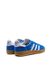 blaue Wildleder niedrige Sneakers von adidas