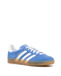 blaue Wildleder niedrige Sneakers von adidas