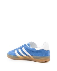 blaue Wildleder niedrige Sneakers von adidas