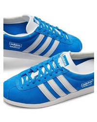 blaue Wildleder niedrige Sneakers von adidas