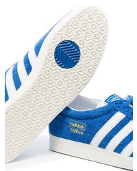 blaue Wildleder niedrige Sneakers von adidas