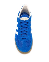 blaue Wildleder niedrige Sneakers von adidas