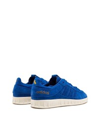 blaue Wildleder niedrige Sneakers von adidas