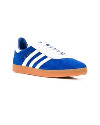 blaue Wildleder niedrige Sneakers von adidas