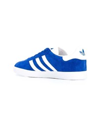 blaue Wildleder niedrige Sneakers von adidas