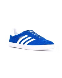 blaue Wildleder niedrige Sneakers von adidas