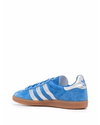 blaue Wildleder niedrige Sneakers von adidas