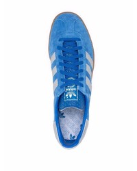 blaue Wildleder niedrige Sneakers von adidas