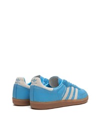 blaue Wildleder niedrige Sneakers von adidas