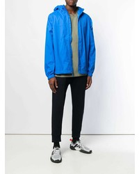 blaue Windjacke von The North Face