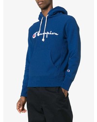 blauer bedruckter Pullover mit einem Kapuze von Champion