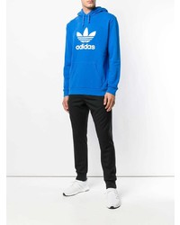 blauer bedruckter Pullover mit einem Kapuze von adidas