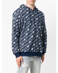 blauer bedruckter Pullover mit einem Kapuze von adidas