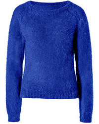 blauer flauschiger Pullover mit einem Rundhalsausschnitt