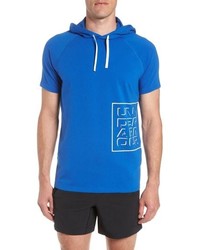 blauer Kurzarmpullover mit einem Kapuze