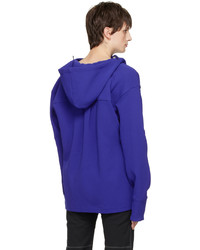 blauer Pullover mit einem Kapuze von Maximilian Davis