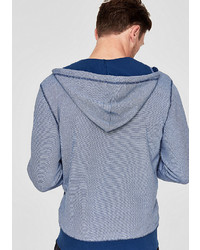 blauer Pullover mit einem Kapuze