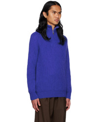 blauer Pullover mit einem Reißverschluss am Kragen von Lukhanyo Mdingi