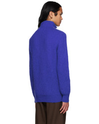 blauer Pullover mit einem Reißverschluss am Kragen von Lukhanyo Mdingi