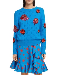 blauer Pullover mit einem Rundhalsausschnitt mit Blumenmuster