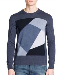 blauer Pullover mit einem Rundhalsausschnitt mit geometrischem Muster