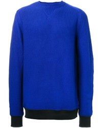 blauer Pullover mit einem Rundhalsausschnitt mit Reliefmuster