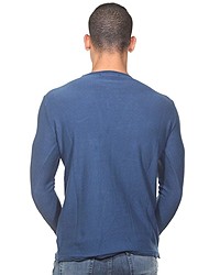 blauer Pullover mit einem Rundhalsausschnitt von FIOCEO