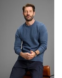 blauer Pullover mit einem Rundhalsausschnitt von mans world