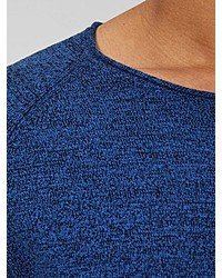 blauer Pullover mit einem Rundhalsausschnitt von Produkt