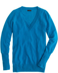 blauer Pullover mit einem V-Ausschnitt