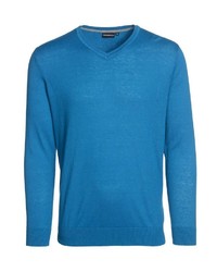 blauer Pullover mit einem V-Ausschnitt von Bernd Berger