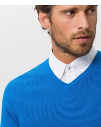 blauer Pullover mit einem V-Ausschnitt von Brax