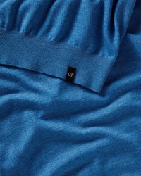 blauer Pullover mit einem V-Ausschnitt von COMMANDER