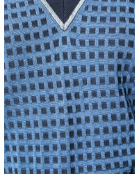 blauer Pullover mit Schottenmuster