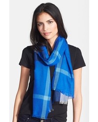 blauer Schal mit Karomuster