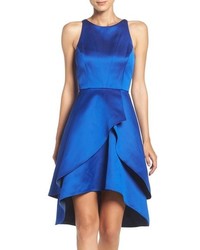 blaues ausgestelltes Kleid aus Satin