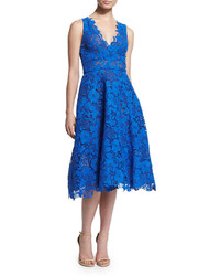 blaues ausgestelltes Kleid aus Spitze