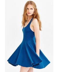 blaues ausgestelltes Kleid